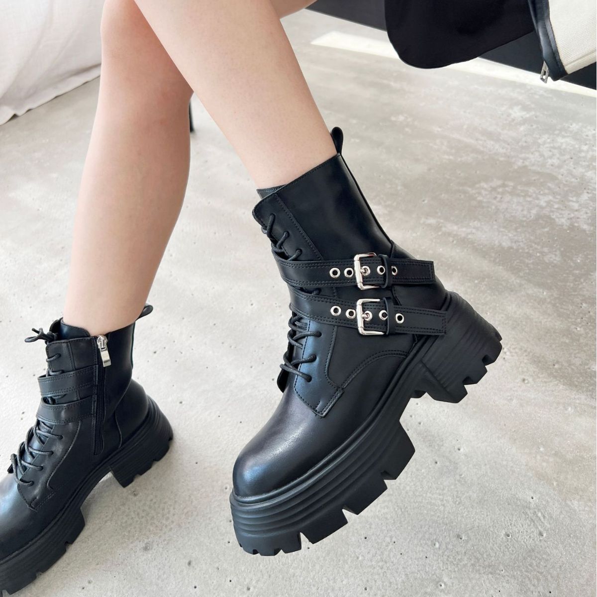 Autumn and Winter New Thick Bottom Chunky Heel Knight Middle Boots Black Small British Style Martin Boots Short Boots for Women