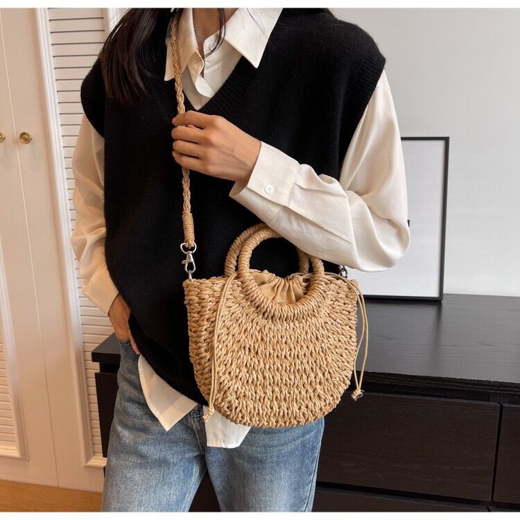 XIEYINSHE One Piece Dropshipping Moon round Bucket Weaving All-Matching Fashion Crossbody Hand Carrying Popular Semicircle Handmade Beach Vacation Bag